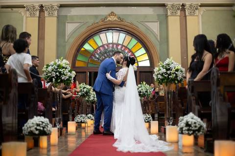 As melhores ideias e inspirações criativas de fotos de casamento registradas por fotógrafos profissionais de eventos da empresa Criativus Foto e Vídeo. Fotos de casamento na Igreja Área Pastoral Regina Mundi, fotos protocolares dos noivos'