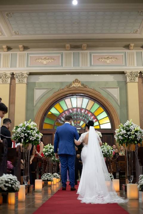As melhores ideias e inspirações criativas de fotos de casamento registradas por fotógrafos profissionais de eventos da empresa Criativus Foto e Vídeo. Fotos de casamento na Igreja Área Pastoral Regina Mundi, fotos protocolares dos noivos'