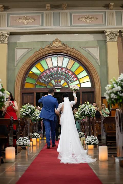 As melhores ideias e inspirações criativas de fotos de casamento registradas por fotógrafos profissionais de eventos da empresa Criativus Foto e Vídeo. Fotos de casamento na Igreja Área Pastoral Regina Mundi, fotos protocolares dos noivos'