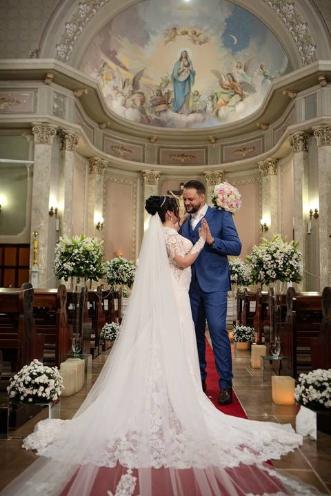 As melhores ideias e inspirações criativas de fotos de casamento registradas por fotógrafos profissionais de eventos da empresa Criativus Foto e Vídeo. Fotos de casamento na Igreja Área Pastoral Regina Mundi, fotos protocolares dos noivos'