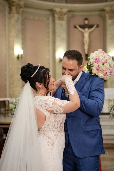 As melhores ideias e inspirações criativas de fotos de casamento registradas por fotógrafos profissionais de eventos da empresa Criativus Foto e Vídeo. Fotos de casamento na Igreja Área Pastoral Regina Mundi, fotos protocolares dos noivos'