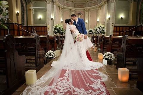 As melhores ideias e inspirações criativas de fotos de casamento registradas por fotógrafos profissionais de eventos da empresa Criativus Foto e Vídeo. Fotos de casamento na Igreja Área Pastoral Regina Mundi, fotos protocolares dos noivos'