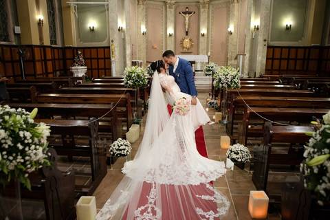 As melhores ideias e inspirações criativas de fotos de casamento registradas por fotógrafos profissionais de eventos da empresa Criativus Foto e Vídeo. Fotos de casamento na Igreja Área Pastoral Regina Mundi, fotos protocolares dos noivos'