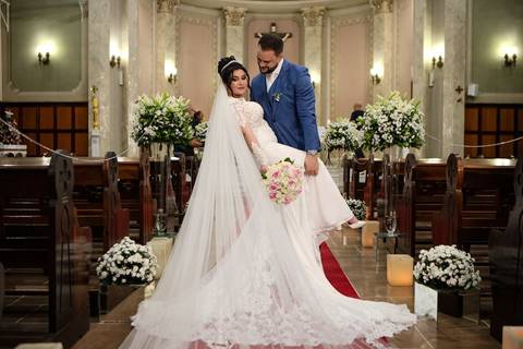 As melhores ideias e inspirações criativas de fotos de casamento registradas por fotógrafos profissionais de eventos da empresa Criativus Foto e Vídeo. Fotos de casamento na Igreja Área Pastoral Regina Mundi, fotos protocolares dos noivos'