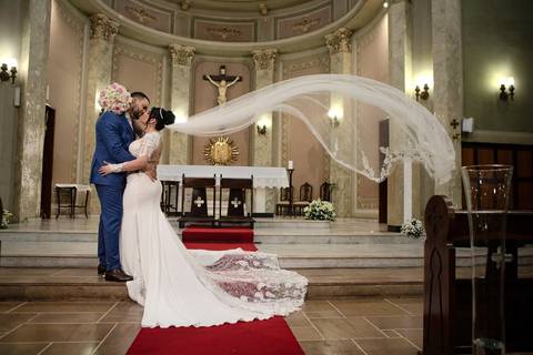 As melhores ideias e inspirações criativas de fotos de casamento registradas por fotógrafos profissionais de eventos da empresa Criativus Foto e Vídeo. Fotos de casamento na Igreja Área Pastoral Regina Mundi, fotos protocolares dos noivos'