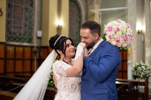 As melhores ideias e inspirações criativas de fotos de casamento registradas por fotógrafos profissionais de eventos da empresa Criativus Foto e Vídeo. Fotos de casamento na Igreja Área Pastoral Regina Mundi, fotos protocolares dos noivos'