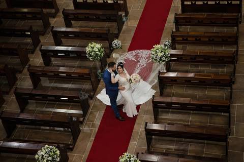 As melhores ideias e inspirações criativas de fotos de casamento registradas por fotógrafos profissionais de eventos da empresa Criativus Foto e Vídeo. Fotos de casamento na Igreja Área Pastoral Regina Mundi, fotos protocolares dos noivos'