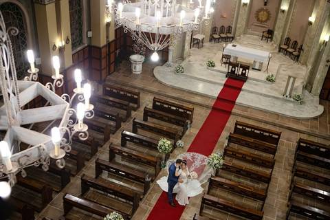 As melhores ideias e inspirações criativas de fotos de casamento registradas por fotógrafos profissionais de eventos da empresa Criativus Foto e Vídeo. Fotos de casamento na Igreja Área Pastoral Regina Mundi, fotos protocolares dos noivos'