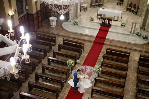 As melhores ideias e inspirações criativas de fotos de casamento registradas por fotógrafos profissionais de eventos da empresa Criativus Foto e Vídeo. Fotos de casamento na Igreja Área Pastoral Regina Mundi, fotos protocolares dos noivos'