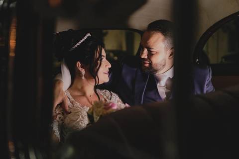As melhores ideias e inspirações criativas de fotos de casamento registradas por fotógrafos profissionais de eventos da empresa Criativus Foto e Vídeo. Fotos dos noivos em um carro antigo no estilo clássico na cor preta'