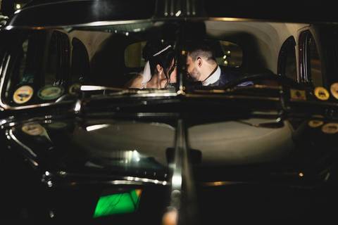 As melhores ideias e inspirações criativas de fotos de casamento registradas por fotógrafos profissionais de eventos da empresa Criativus Foto e Vídeo. Fotos dos noivos em um carro antigo no estilo clássico na cor preta'