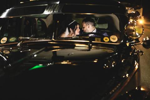 As melhores ideias e inspirações criativas de fotos de casamento registradas por fotógrafos profissionais de eventos da empresa Criativus Foto e Vídeo. Fotos dos noivos em um carro antigo no estilo clássico na cor preta'