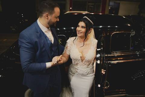 As melhores ideias e inspirações criativas de fotos de casamento registradas por fotógrafos profissionais de eventos da empresa Criativus Foto e Vídeo. Fotos dos noivos em um carro antigo no estilo clássico na cor preta'