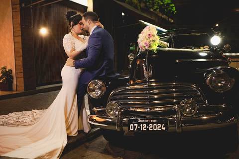 As melhores ideias e inspirações criativas de fotos de casamento registradas por fotógrafos profissionais de eventos da empresa Criativus Foto e Vídeo. Fotos dos noivos em um carro antigo no estilo clássico na cor preta'