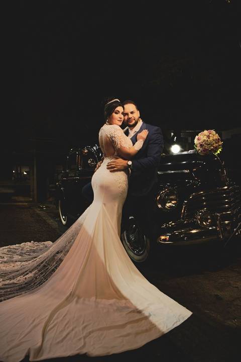 As melhores ideias e inspirações criativas de fotos de casamento registradas por fotógrafos profissionais de eventos da empresa Criativus Foto e Vídeo. Fotos dos noivos em um carro antigo no estilo clássico na cor preta'