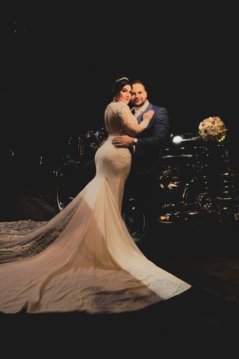 As melhores ideias e inspirações criativas de fotos de casamento registradas por fotógrafos profissionais de eventos da empresa Criativus Foto e Vídeo. Fotos dos noivos em um carro antigo no estilo clássico na cor preta'