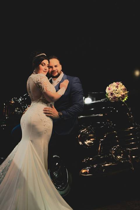 As melhores ideias e inspirações criativas de fotos de casamento registradas por fotógrafos profissionais de eventos da empresa Criativus Foto e Vídeo. Fotos dos noivos em um carro antigo no estilo clássico na cor preta'