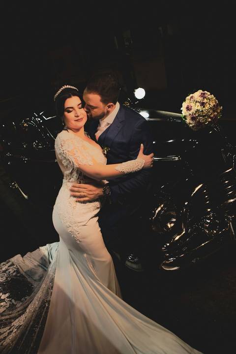 As melhores ideias e inspirações criativas de fotos de casamento registradas por fotógrafos profissionais de eventos da empresa Criativus Foto e Vídeo. Fotos dos noivos em um carro antigo no estilo clássico na cor preta'