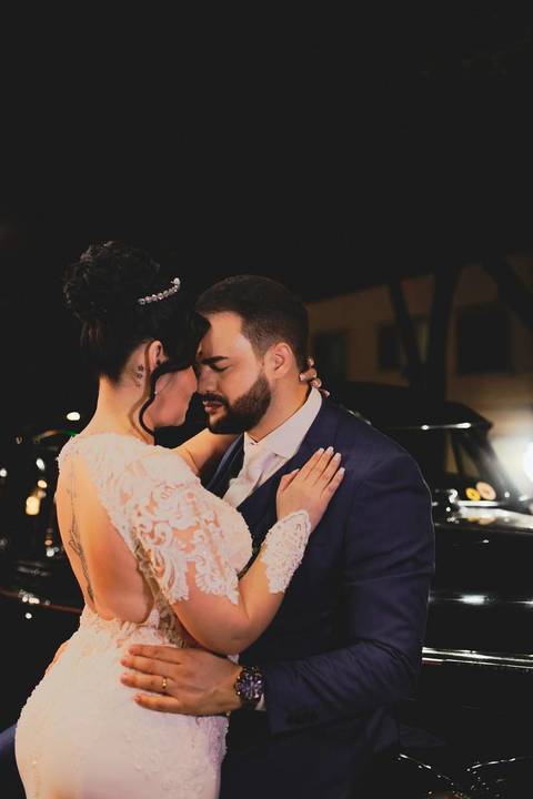 As melhores ideias e inspirações criativas de fotos de casamento registradas por fotógrafos profissionais de eventos da empresa Criativus Foto e Vídeo. Fotos dos noivos em um carro antigo no estilo clássico na cor preta'