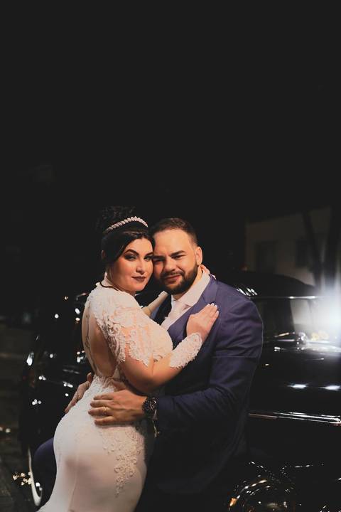 As melhores ideias e inspirações criativas de fotos de casamento registradas por fotógrafos profissionais de eventos da empresa Criativus Foto e Vídeo. Fotos dos noivos em um carro antigo no estilo clássico na cor preta'