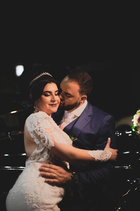 As melhores ideias e inspirações criativas de fotos de casamento registradas por fotógrafos profissionais de eventos da empresa Criativus Foto e Vídeo. Fotos dos noivos em um carro antigo no estilo clássico na cor preta'