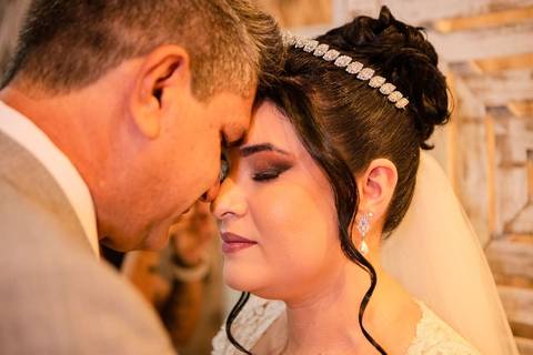 As melhores ideias e inspirações criativas de fotos de casamento registradas por fotógrafos profissionais de eventos da empresa Criativus Foto e Vídeo. Fotos do Making of da noiva no Salão Car Wash'