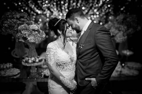 As melhores ideias e inspirações criativas de fotos de casamento registradas por fotógrafos profissionais de eventos da empresa Criativus Foto e Vídeo. Fotos protocolares dos noivos espaço Buffet Splash'