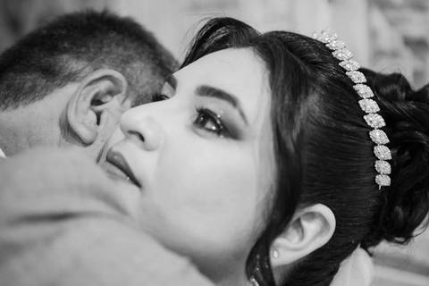 As melhores ideias e inspirações criativas de fotos de casamento registradas por fotógrafos profissionais de eventos da empresa Criativus Foto e Vídeo. Fotos do Making of da noiva no Salão Car Wash'