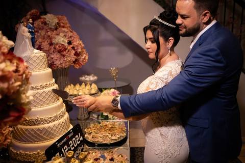 As melhores ideias e inspirações criativas de fotos de casamento registradas por fotógrafos profissionais de eventos da empresa Criativus Foto e Vídeo. Fotos protocolares dos noivos espaço Buffet Splash'