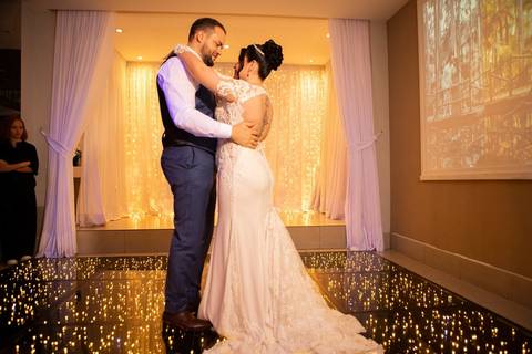 As melhores ideias e inspirações criativas de fotos de casamento registradas por fotógrafos profissionais de eventos da empresa Criativus Foto e Vídeo. Fotos dos noivos espaço Buffet Splash'