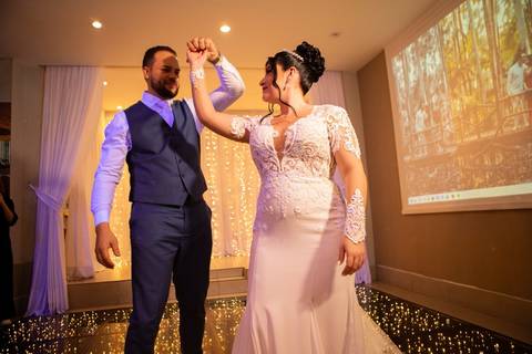 As melhores ideias e inspirações criativas de fotos de casamento registradas por fotógrafos profissionais de eventos da empresa Criativus Foto e Vídeo. Fotos dos noivos espaço Buffet Splash'