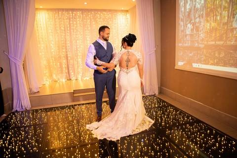 As melhores ideias e inspirações criativas de fotos de casamento registradas por fotógrafos profissionais de eventos da empresa Criativus Foto e Vídeo. Fotos dos noivos espaço Buffet Splash'