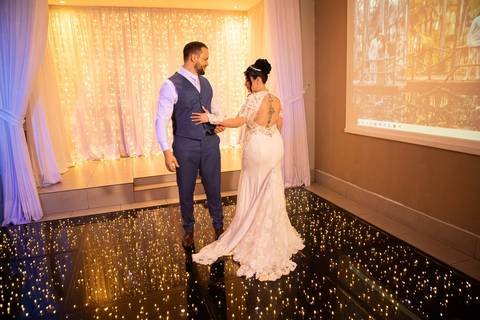 As melhores ideias e inspirações criativas de fotos de casamento registradas por fotógrafos profissionais de eventos da empresa Criativus Foto e Vídeo. Fotos dos noivos espaço Buffet Splash'