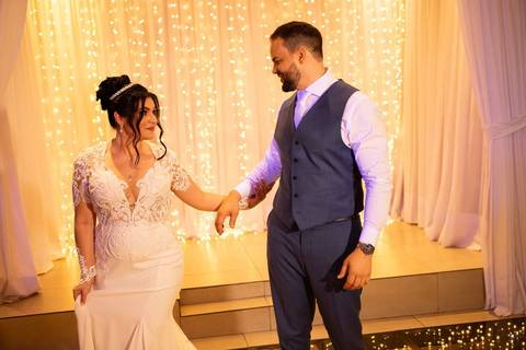 As melhores ideias e inspirações criativas de fotos de casamento registradas por fotógrafos profissionais de eventos da empresa Criativus Foto e Vídeo. Fotos dos noivos espaço Buffet Splash'