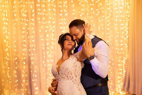 As melhores ideias e inspirações criativas de fotos de casamento registradas por fotógrafos profissionais de eventos da empresa Criativus Foto e Vídeo. Fotos dos noivos espaço Buffet Splash'