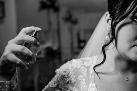 As melhores ideias e inspirações criativas de fotos de casamento registradas por fotógrafos profissionais de eventos da empresa Criativus Foto e Vídeo. Fotos do Making of da noiva no Salão Car Wash'