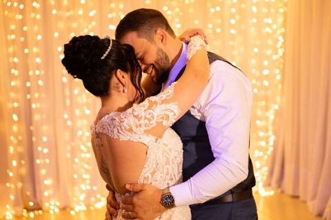 As melhores ideias e inspirações criativas de fotos de casamento registradas por fotógrafos profissionais de eventos da empresa Criativus Foto e Vídeo. Fotos dos noivos espaço Buffet Splash'