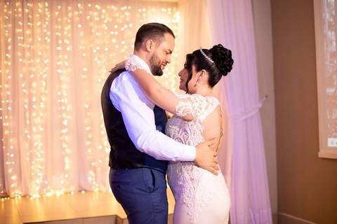 As melhores ideias e inspirações criativas de fotos de casamento registradas por fotógrafos profissionais de eventos da empresa Criativus Foto e Vídeo. Fotos dos noivos espaço Buffet Splash'