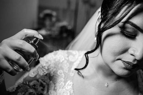 As melhores ideias e inspirações criativas de fotos de casamento registradas por fotógrafos profissionais de eventos da empresa Criativus Foto e Vídeo. Fotos do Making of da noiva no Salão Car Wash'