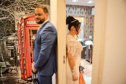 As melhores ideias e inspirações criativas de fotos de casamento registradas por fotógrafos profissionais de eventos da empresa Criativus Foto e Vídeo. Fotos dos noivos no Salão Car Wash'