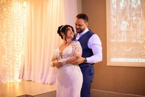 As melhores ideias e inspirações criativas de fotos de casamento registradas por fotógrafos profissionais de eventos da empresa Criativus Foto e Vídeo. Fotos dos noivos espaço Buffet Splash'