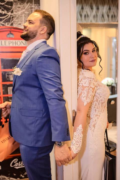 As melhores ideias e inspirações criativas de fotos de casamento registradas por fotógrafos profissionais de eventos da empresa Criativus Foto e Vídeo. Fotos dos noivos no Salão Car Wash'