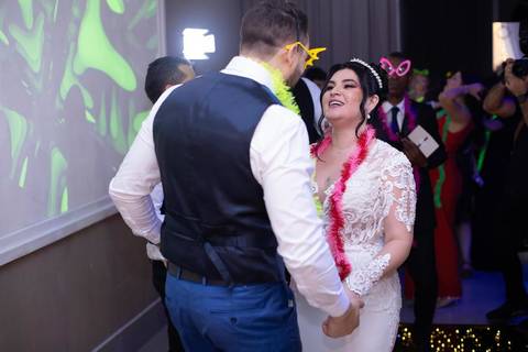 As melhores ideias e inspirações criativas de fotos de casamento registradas por fotógrafos profissionais de eventos da empresa Criativus Foto e Vídeo. Fotos dos noivos espaço Buffet Splash'