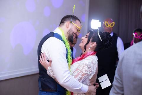 As melhores ideias e inspirações criativas de fotos de casamento registradas por fotógrafos profissionais de eventos da empresa Criativus Foto e Vídeo. Fotos dos noivos espaço Buffet Splash'