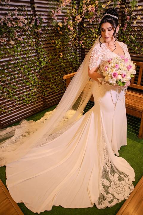 As melhores ideias e inspirações criativas de fotos de casamento registradas por fotógrafos profissionais de eventos da empresa Criativus Foto e Vídeo. Fotos do Making of da noiva no Salão Car Wash'