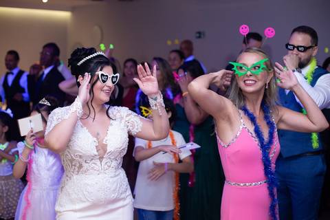 As melhores ideias e inspirações criativas de fotos de casamento registradas por fotógrafos profissionais de eventos da empresa Criativus Foto e Vídeo. Fotos dos noivos espaço Buffet Splash'