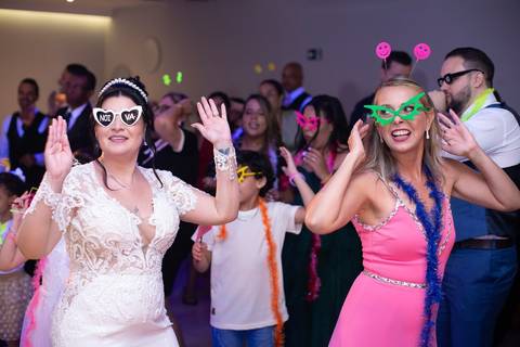 As melhores ideias e inspirações criativas de fotos de casamento registradas por fotógrafos profissionais de eventos da empresa Criativus Foto e Vídeo. Fotos dos noivos espaço Buffet Splash'