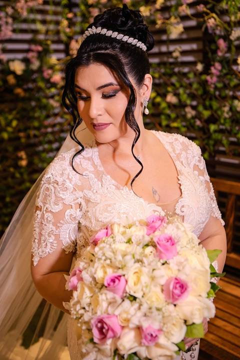 As melhores ideias e inspirações criativas de fotos de casamento registradas por fotógrafos profissionais de eventos da empresa Criativus Foto e Vídeo. Fotos do Making of da noiva no Salão Car Wash'