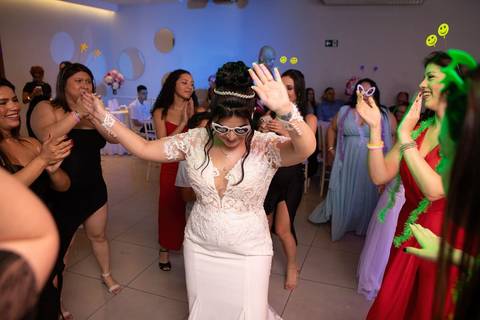 As melhores ideias e inspirações criativas de fotos de casamento registradas por fotógrafos profissionais de eventos da empresa Criativus Foto e Vídeo. Fotos dos noivos espaço Buffet Splash'