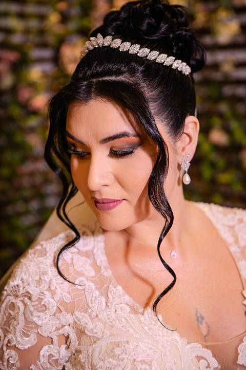 As melhores ideias e inspirações criativas de fotos de casamento registradas por fotógrafos profissionais de eventos da empresa Criativus Foto e Vídeo. Fotos do Making of da noiva no Salão Car Wash'